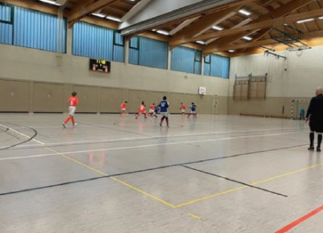 Kinder höhren dem Trainer zu